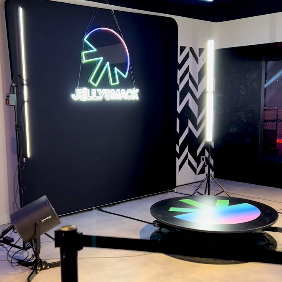 360 degree video booth with Jellysmack logo in a black backdrop